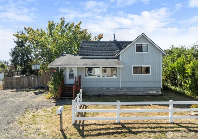 Photo 3 of Single family home for sale at 1261 SW Elzina St, Chehalis, WA 98532 | MLS# NWM2578785 | Listing updated on 2026-09-25