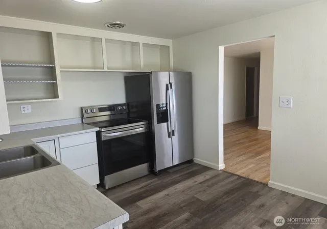 Photo 3 of Single family home for sale at 253 N Dale Rd, Moses Lake, WA 98837 | MLS# NWM2578789 | Listing updated on 2026-09-25