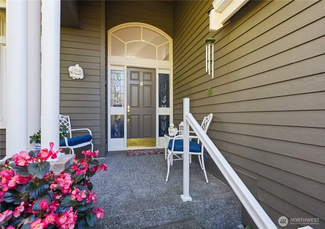 Photo 2 of Single family home for sale at 11627 E Oakmont Dr, Mukilteo, WA 98275 | MLS# NWM2578793 | Listing updated on 2026-09-28