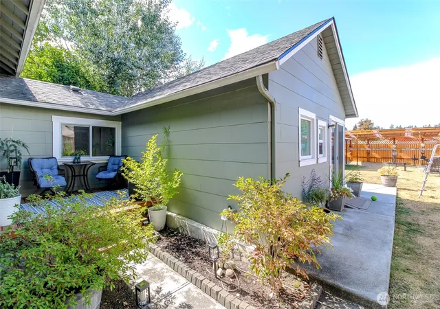 Photo 4 of Sale Pending at 204 SE 2nd Street, Rainier, WA 98576 | MLS# NWM2578965 | Listing updated on 2026-09-24