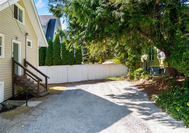 Photo 4 of Single family home for sale at 256 NE 50th Street, Seattle, WA 98105 | MLS# NWM2578994 | Listing updated on 2026-09-24