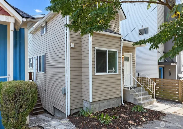 Photo 3 of Single family home for sale at 312 21st Avenue, Seattle, WA 98122 | MLS# NWM2579266 | Listing updated on 2026-09-25