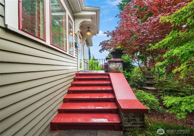Photo 2 of Sale Pending at 2609 Queen Anne Ave N, Seattle, WA 98109 | MLS# NWM2579284 | Listing updated on 2026-09-25