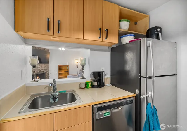 Photo 4 of Condo for sale at 32304 4th Place S #R1, Federal Way, WA 98003 | MLS# NWM2579313 | Listing updated on 2026-09-25