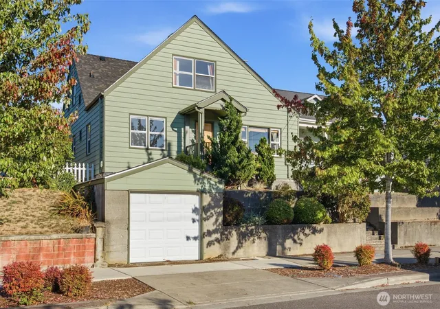 Photo 2 of Single family home for sale at 912 Pacific Ave, Bremerton, WA 98337 | MLS# NWM2579325 | Listing updated on 2026-09-25