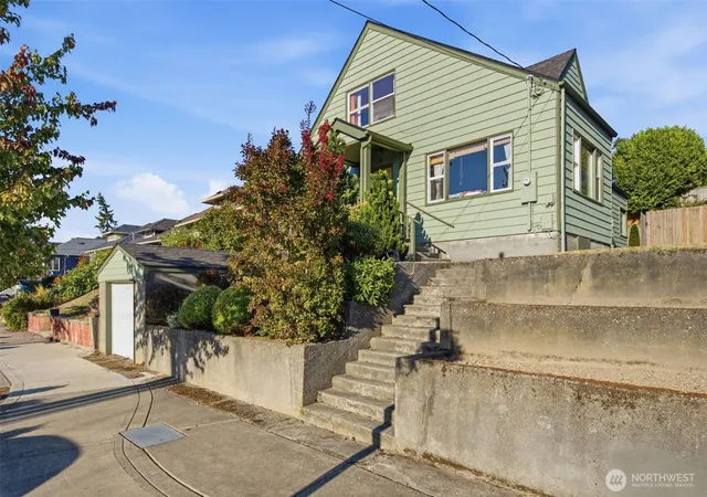 Photo 3 of Single family home for sale at 912 Pacific Ave, Bremerton, WA 98337 | MLS# NWM2579325 | Listing updated on 2026-09-25