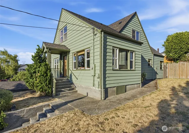 Photo 4 of Single family home for sale at 912 Pacific Ave, Bremerton, WA 98337 | MLS# NWM2579325 | Listing updated on 2026-09-25