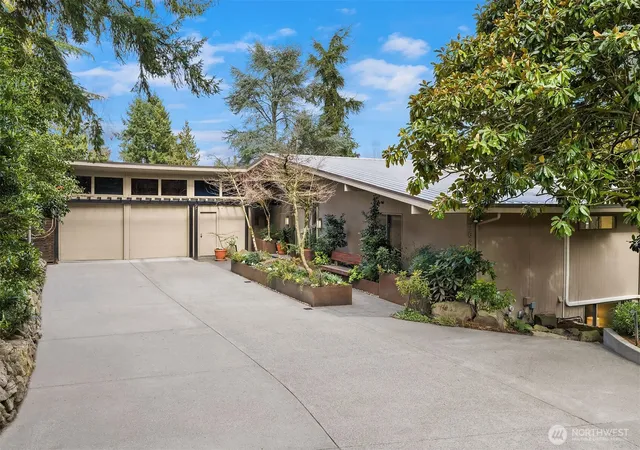 Photo 1 of Mansion for sale at 7640 Ne 32nd Street, Medina, WA 98039 | MLS# NWM2579368 | Listing updated on 2026-10-02