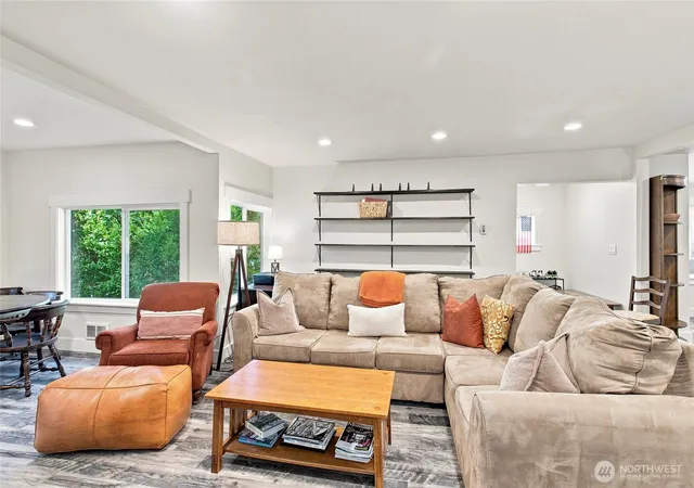 Photo 4 of Single family home for sale at 4010 82nd Avenue W, University Place, WA 98466 | MLS# NWM2579564 | Listing updated on 2026-10-01