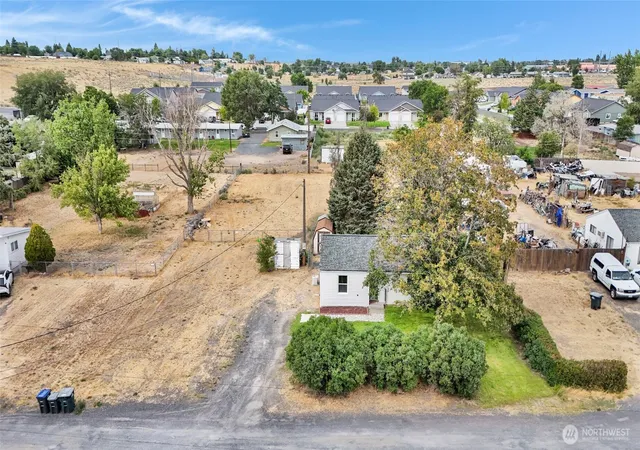 Photo 2 of Single family home for sale at 1212 W Concord Ave, Moses Lake, WA 98837 | MLS# NWM2579757 | Listing updated on 2026-09-25