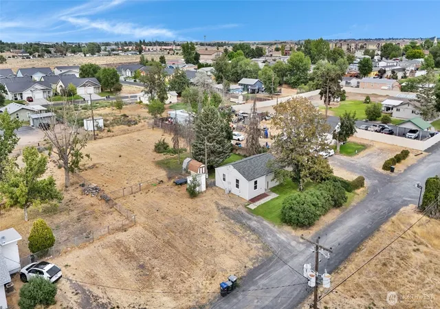 Photo 3 of Single family home for sale at 1212 W Concord Ave, Moses Lake, WA 98837 | MLS# NWM2579757 | Listing updated on 2026-09-25