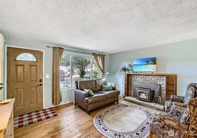 Photo 3 of Single family home for sale at 9307 3rd Place SE, Everett, WA 98208 | MLS# NWM2579782 | Listing updated on 2026-09-22