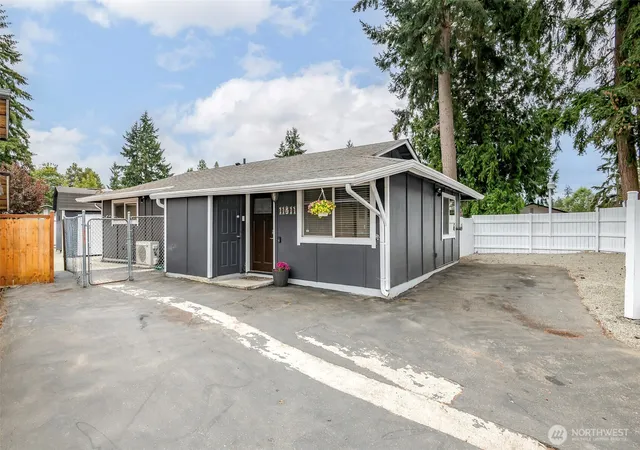 Photo 1 of Single family home for sale at 11811 Se 318th Place, Auburn, WA 98092 | MLS# NWM2579827 | Listing updated on 2026-09-23
