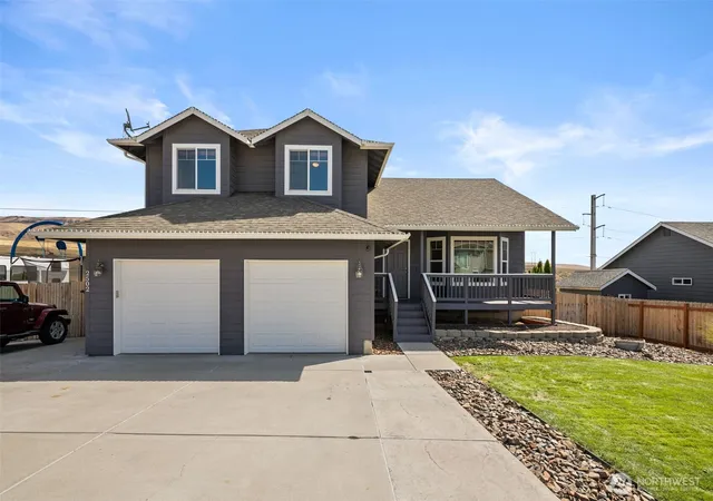 Photo 2 of Single family home for sale at 2502 Harvester Loop, East Wenatchee, WA 98802 | MLS# NWM2579863 | Listing updated on 2026-09-25