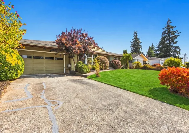 Photo 3 of Single family home for sale at 1021 Lombard Ave, Everett, WA 98201 | MLS# NWM2579896 | Listing updated on 2026-09-17