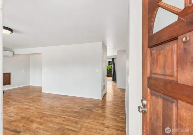 Photo 4 of Single family home for sale at 1021 Lombard Ave, Everett, WA 98201 | MLS# NWM2579896 | Listing updated on 2026-09-17