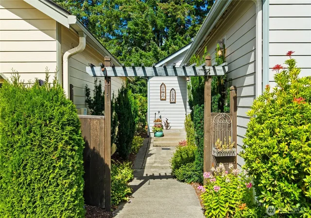 Photo 3 of Single family home for sale at 5611 Devonshire St Se, Olympia, WA 98501 | MLS# NWM2579909 | Listing updated on 2026-09-29