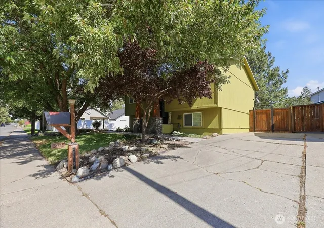 Photo 3 of Sale Pending at 3415 S Myrtle St, Spokane, WA 99223 | MLS# NWM2579920 | Listing updated on 2026-09-27