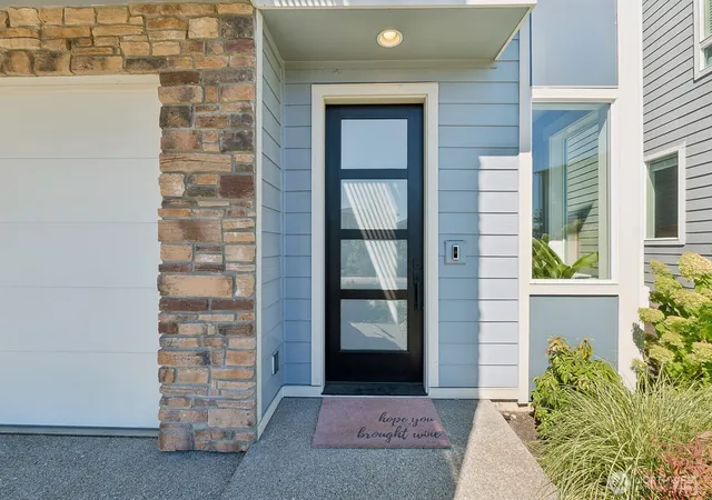 Photo 3 of Single family home for sale at 7504 S 129th Place, Seattle, WA 98178 | MLS# NWM2579921 | Listing updated on 2026-09-25