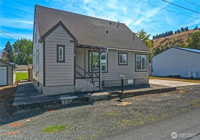 Photo 3 of Single family home for sale at 412 Pearson St, Dayton, WA 99328 | MLS# NWM2579997 | Listing updated on 2026-09-27