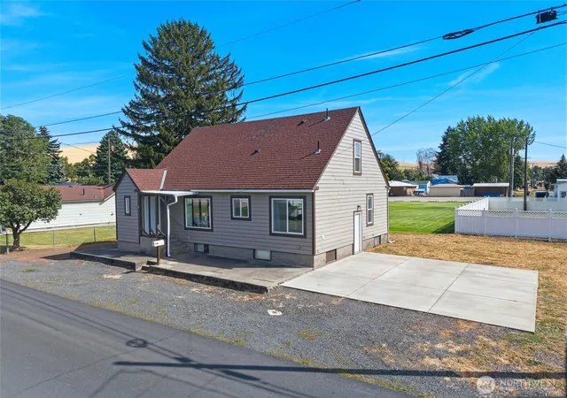 Photo 4 of Single family home for sale at 412 Pearson St, Dayton, WA 99328 | MLS# NWM2579997 | Listing updated on 2026-09-27