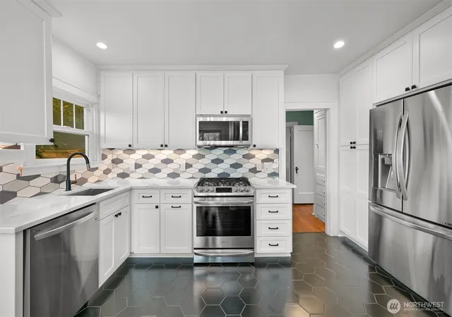 Photo 3 of Single family home for sale at 252 S Garden St, Bellingham, WA 98225 | MLS# NWM2580038 | Listing updated on 2026-09-25