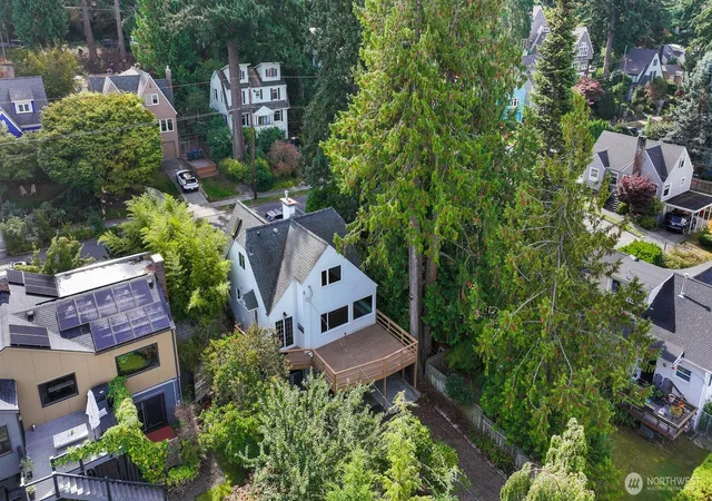 Photo 4 of Single family home for sale at 252 S Garden St, Bellingham, WA 98225 | MLS# NWM2580038 | Listing updated on 2026-09-25