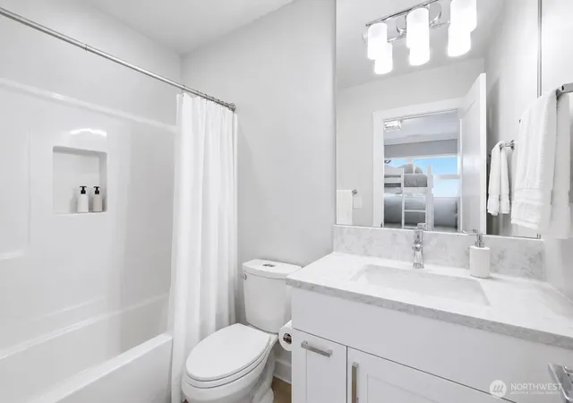Photo 4 of Townhouse for sale at 4033 129th Place SE, Bellevue, WA 98006 | MLS# NWM2580063 | Listing updated on 2026-09-25