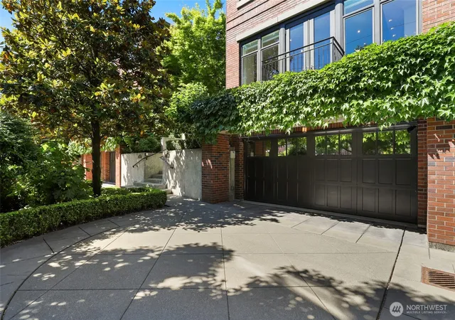 Photo 3 of Townhouse for sale at 719 Harvard Ave E, Seattle, WA 98102 | MLS# NWM2580206 | Listing updated on 2026-10-01