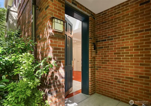 Photo 4 of Townhouse for sale at 719 Harvard Ave E, Seattle, WA 98102 | MLS# NWM2580206 | Listing updated on 2026-10-01