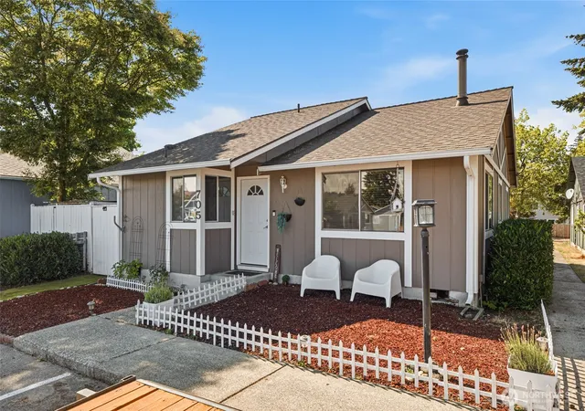 Photo 3 of Single family home for sale at 705 Lucerne Ln Se, Olympia, WA 98513 | MLS# NWM2580363 | Listing updated on 2026-09-25