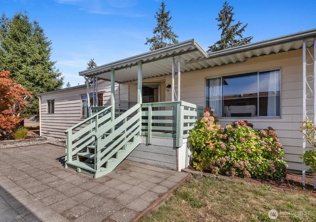 Photo 3 of Manufactured home for sale at 620 112th Street #381, Everett, WA 98208 | MLS# NWM2580507 | Listing updated on 2026-09-29