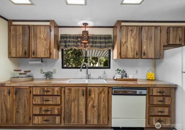 Photo 4 of Manufactured home for sale at 620 112th Street #381, Everett, WA 98208 | MLS# NWM2580507 | Listing updated on 2026-09-29