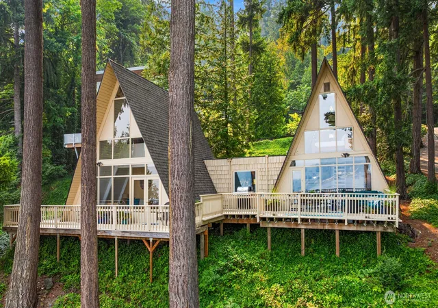 Photo 3 of Sale Pending at 1602 W Lake Sammamish Pkwy Se, Bellevue, WA 98008 | MLS# NWM2580549 | Listing updated on 2026-09-11