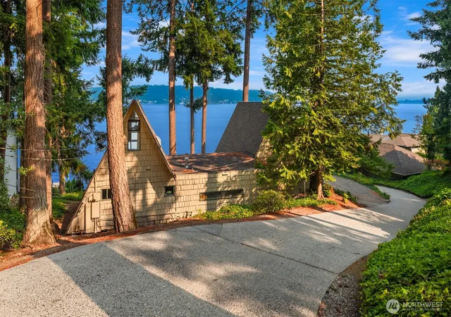 Photo 4 of Sale Pending at 1602 W Lake Sammamish Pkwy SE, Bellevue, WA 98008 | MLS# NWM2580549 | Listing updated on 2026-09-11