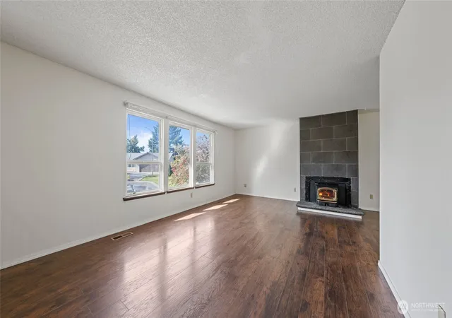 Photo 4 of Single family home for sale at 2402 W 16th Avenue, Kennewick, WA 99337 | MLS# NWM2580564 | Listing updated on 2026-09-22