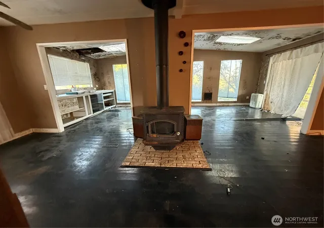 Photo 3 of Manufactured home for sale at 1911 1st Avenue W, Bremerton, WA 98312 | MLS# NWM2580724 | Listing updated on 2026-09-25