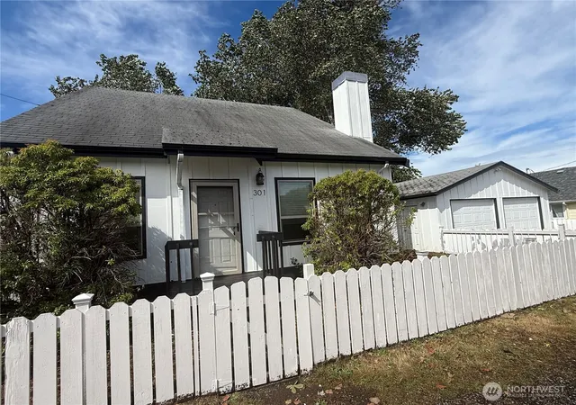 Photo 1 of Single family home for sale at 301 N Washington Ave, Long Beach, WA 98631 | MLS# NWM2580753 | Listing updated on 2026-09-25