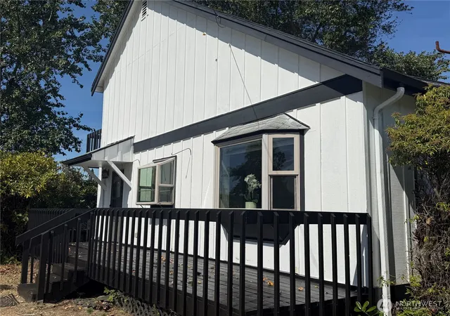 Photo 3 of Single family home for sale at 301 N Washington Ave, Long Beach, WA 98631 | MLS# NWM2580753 | Listing updated on 2026-09-25