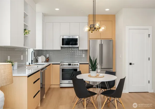 Photo 2 of Townhouse for sale at 807 N 39th Street, Seattle, WA 98103 | MLS# NWM2580755 | Listing updated on 2026-10-02