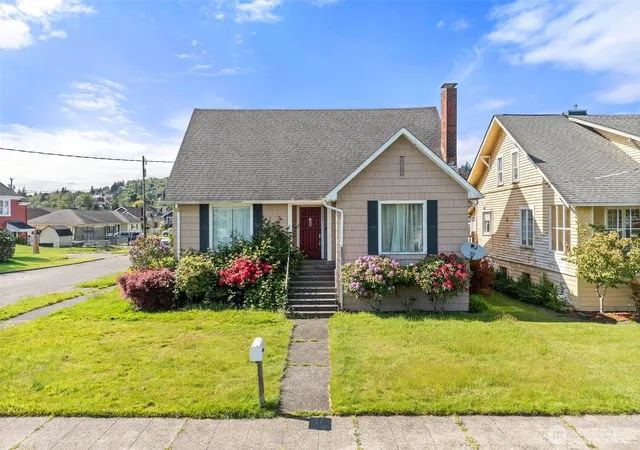 Photo 1 of Sale Pending at 422 W 3rd Street, Aberdeen, WA 98520 | MLS# NWM2580761 | Listing updated on 2026-09-23