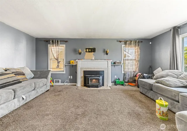Photo 3 of Sale Pending at 422 W 3rd Street, Aberdeen, WA 98520 | MLS# NWM2580761 | Listing updated on 2026-09-23