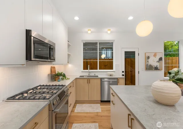 Photo 4 of Single family home for sale at 3938 S Angeline St, Seattle, WA 98118 | MLS# NWM2580782 | Listing updated on 2026-09-30