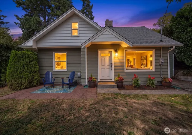 Photo 2 of Single family home for sale at 320 Ne 156th Street, Shoreline, WA 98155 | MLS# NWM2580829 | Listing updated on 2026-10-01