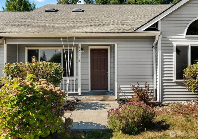 Photo 2 of Single family home for sale at 857 Westminster Dr Ne, Lacey, WA 98516 | MLS# NWM2580957 | Listing updated on 2026-10-02