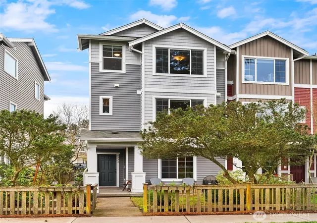 Townhouse for sale at 6576 High Point Dr SW, Seattle, WA 98126 | MLS# NWM2580973