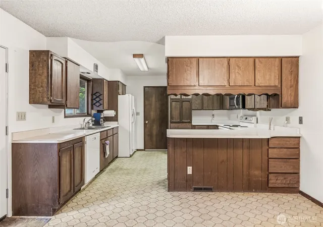 Photo 3 of Single family home for sale at 302 Cowlitz Dr, Kelso, WA 98626 | MLS# NWM2580982 | Listing updated on 2026-09-29