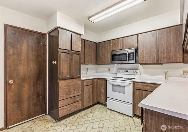 Photo 4 of Single family home for sale at 302 Cowlitz Dr, Kelso, WA 98626 | MLS# NWM2580982 | Listing updated on 2026-09-29