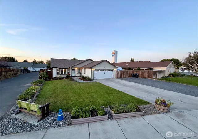 Photo 1 of Sale Pending at 1616 Ne Pirate Ln, Moses Lake, WA 98837 | MLS# NWM2580996 | Listing updated on 2026-10-13