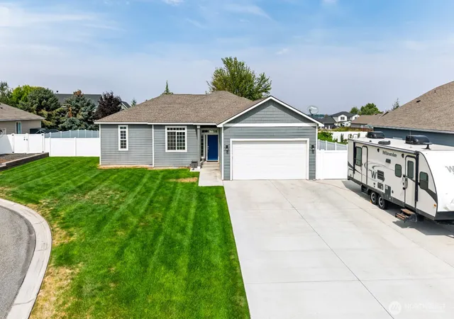 Photo 2 of Sale Pending at 312 Sandcastle Ct Ne, Moses Lake, WA 98837 | MLS# NWM2581001 | Listing updated on 2026-09-23